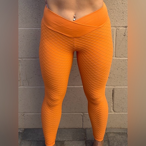 Peachy Bunz Scrunch Butt V Waist Sport Leggings in Tangerine S - Picture 3 of 5